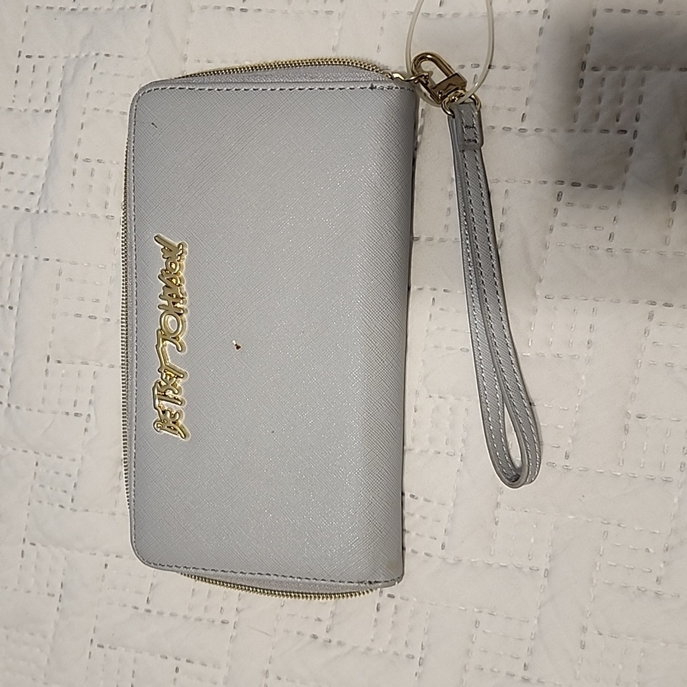 Wallet Blue, Scuff on front